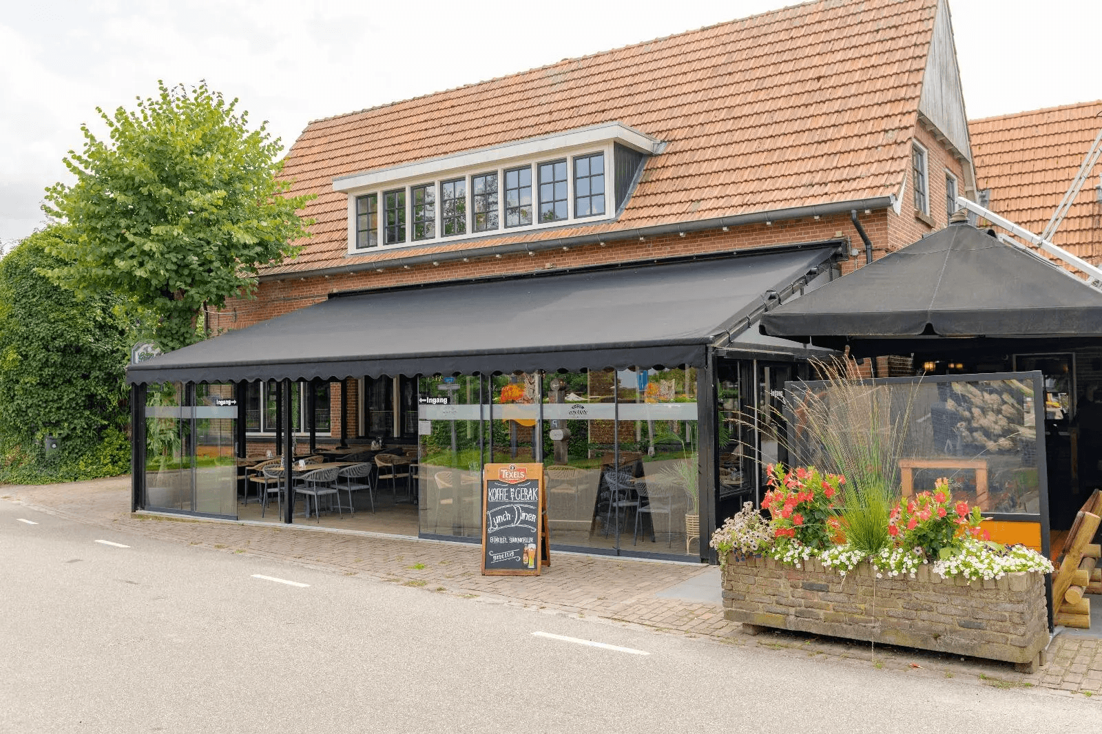 Voorterras met bloemen