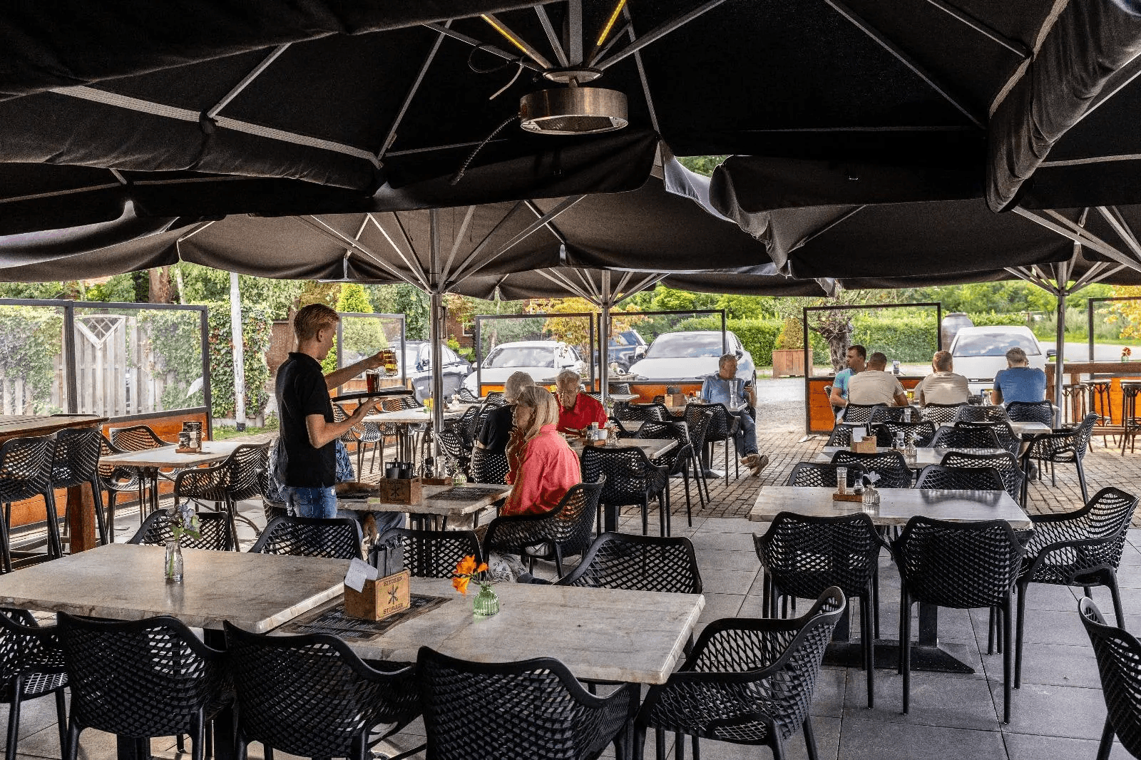 Zijterras met gasten